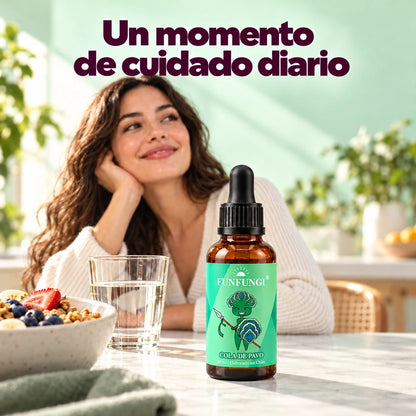 Frasco de Cola de Pavo FunFungi de 30 ml junto a un vaso de agua durante el desayuno.