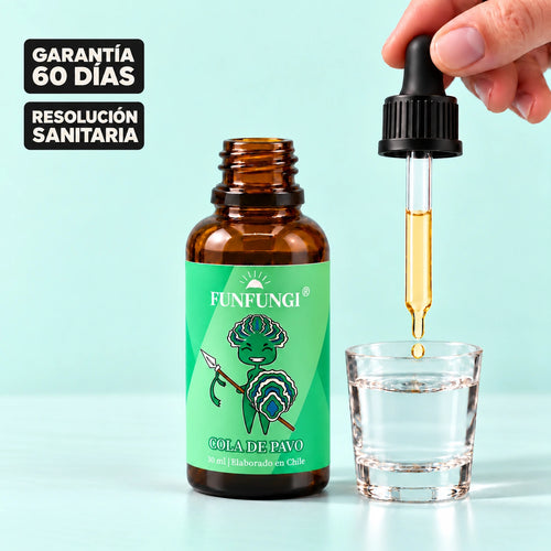 Extracto de Cola de Pavo FunFungi, en un frasco ámbar de 30 ml junto a un vaso de agua y una mano con gotero, con sellos de garantía de 60 días y resolución sanitaria.