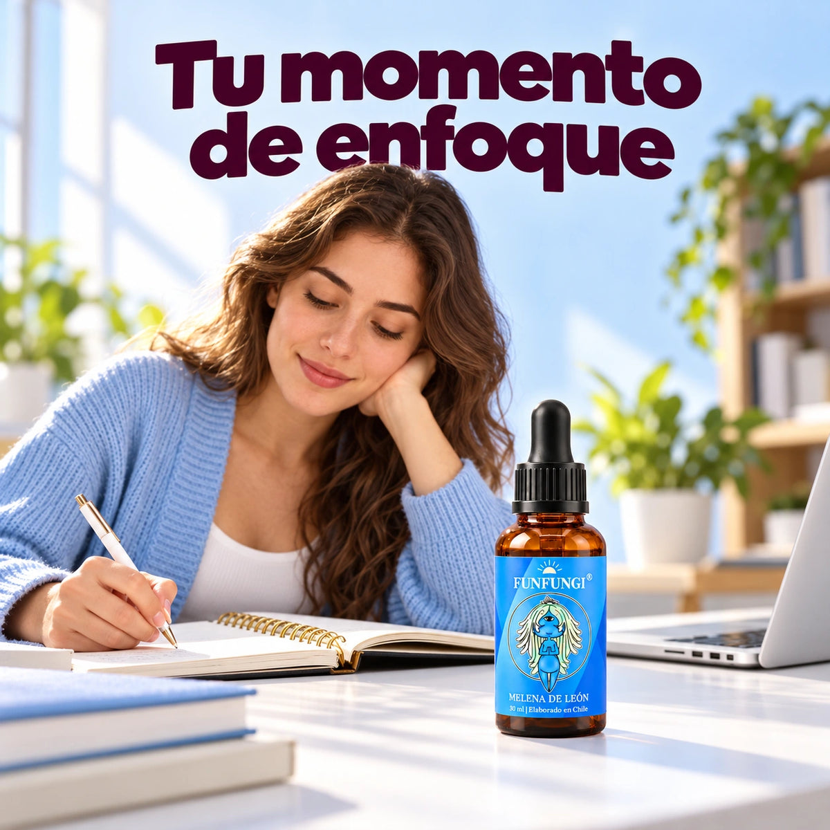Mujer escribiendo en un cuaderno junto a un frasco de Melena de León FunFungi de 30 ml, en un escritorio iluminado.