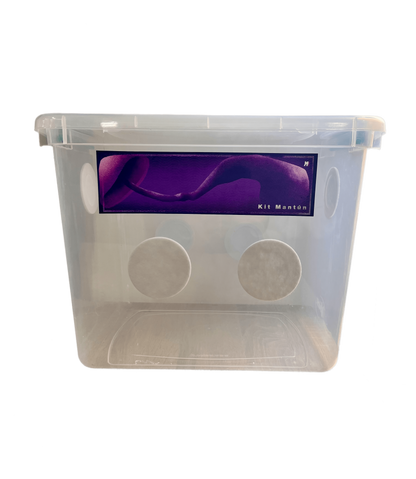 Caja incubadora y fructificadora 28L Mantún con tapa - vista lateral con etiqueta Kit Mantún