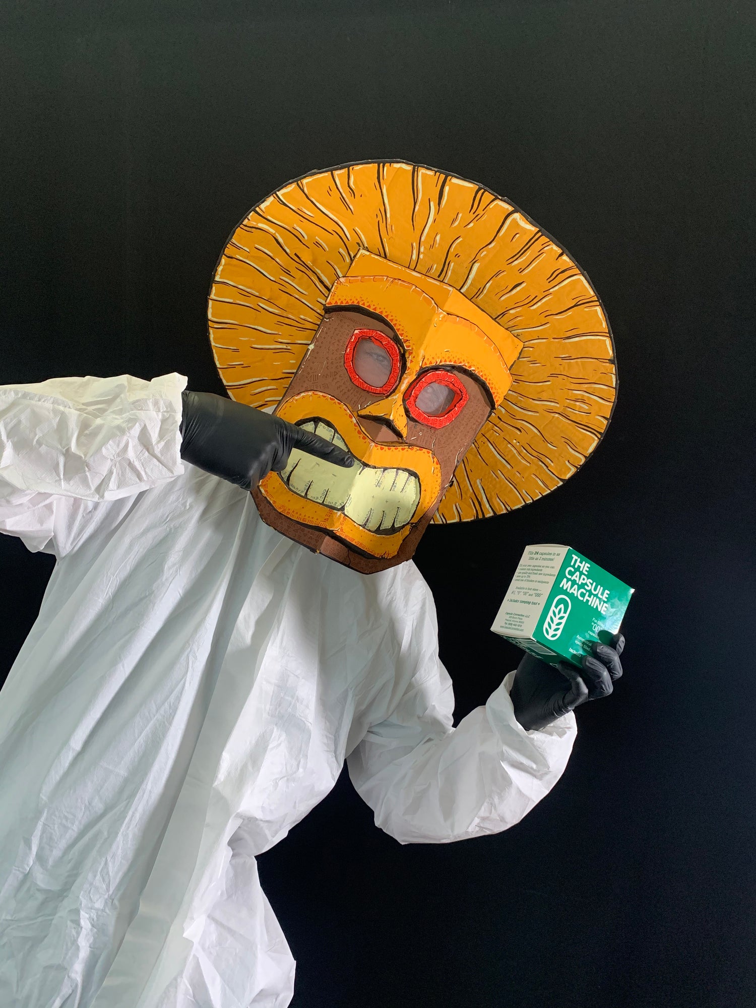 Tío Mantún, mascota de la marca, usando una máquina encapsuladora